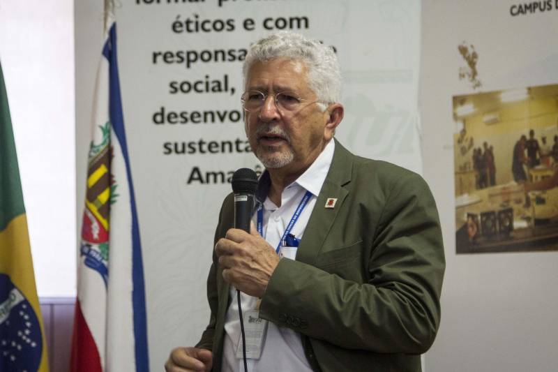 Na tarde desta sexta-feira (18), ocorreu no auditório da Reitoria mais uma atividade integrante do IV Encontro de Planejamento e Gestão da Uepa. Na foto, o reitor da instituição, professor Rubens Cardoso.
FOTO: MARCELLO SARMENTO / ASCOM UEPA
DATA: 18.05.18
BELÉM - PARÁ <div class='credito_fotos'>Foto: MARCELLO SARMENTO / ASCOM UEPA | <a href='/midias/2018/originais/ebb67e34-c50e-4d5a-8461-c331d658ff74.jpg' download><i class='fa-solid fa-download'></i> Download</a></div>