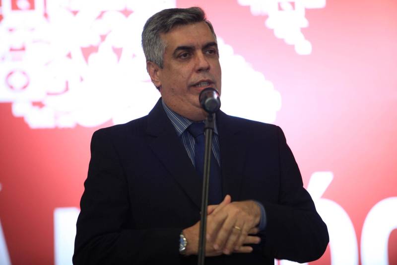 A abertura da Feira Pará Negócios 2018, nesta quinta-feira (22), no Hangar Convenções e Feiras da Amazônia, em Belém, foi marcada pela assinatura de um protocolo de intenções entre a Secretaria de Desenvolvimento Econômico, Mineração e Energia (Sedeme), Companhia de Desenvolvimento Econômico do Pará (Codec) e a empresa ZSun Energy que prevê investimentos na ordem de R$12 milhões de reais para a região do município de Paragominas, sudeste do estado, com a chegada de uma indústria de placas de energia solar no município a partir do ano que vem. Na foto, Fábio Lúcio Costa, presidente da Codec.

FOTO: MÁCIO FERREIRA / AG. PARÁ
DATA: 22.11.2018
BELÉM - PARÁ <div class='credito_fotos'>Foto: MÁCIO FERREIRA/ AG. PARÁ   |   <a href='/midias/2018/originais/ebc57803-f961-4f92-8c38-0e6e5096b6cc.jpg' download><i class='fa-solid fa-download'></i> Download</a></div>