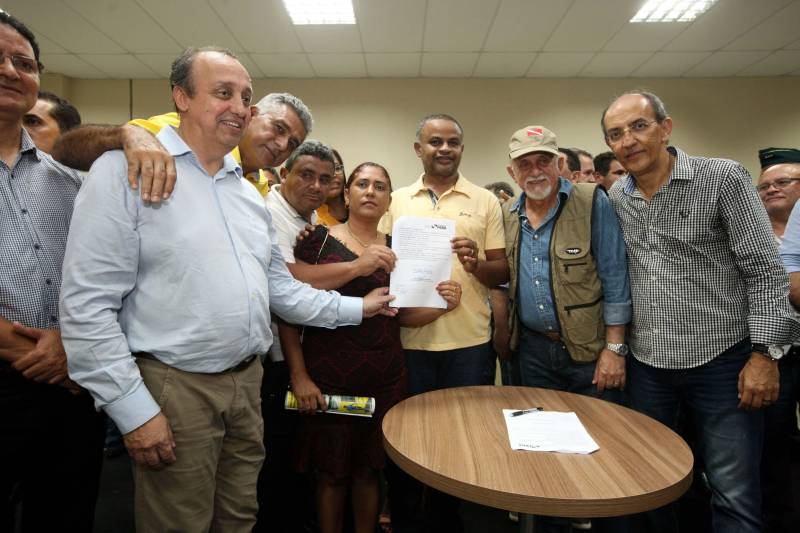 O Governador do Estado, Simão Jatene, também entregou para a região mais de 90 viaturas (foto) , 65 caminhonetes e 27 carros utilitários (pálios weekend), com destaque para duas da patrulha rural e uma para ronda escolar específica para Marabá. O Secretário de Estado de Segurança Pública, Luiz Fernandes, ressaltou que os veículos vão substituir a frota nas regiões sul e sudeste. “Surgiu uma demanda do policiamento rural, e já uma semana depois, por determinação do governador, já trouxemos as viaturas e já temos o policiamento disponível para fazer esse patrulhamento, que vai iniciar na região sudeste, mas se estenderá para a região sul e nordeste do estado. Hoje estamos substituindo toda a frota de veículos da região sul e sudeste, além disso o governador determinou onde tiver policiamento vai ter uma viatura, e já foi apresentado para a região os novos policiais que tomaram posse, nós não temos mais nenhum município sem delegado”, pontuou. Outras conquistas citada pelo Secretário da SEGUP foi o aumento do Núcleo de Apoio à Investigação e a criação de um conselho regional para acompanhar as ações de segurança pública.
FOTO: SIDNEY OLIVEIRA / AG. PARÁ
DATA: 06.04.2018
MARABÁ - PARÁ <div class='credito_fotos'>Foto: Sidney Oliveira/Ag. Pará | <a href='/midias/2018/originais/ebcce7e8-4e5e-4845-bf07-09f4dfa5d35b.jpg' download><i class='fa-solid fa-download'></i> Download</a></div>