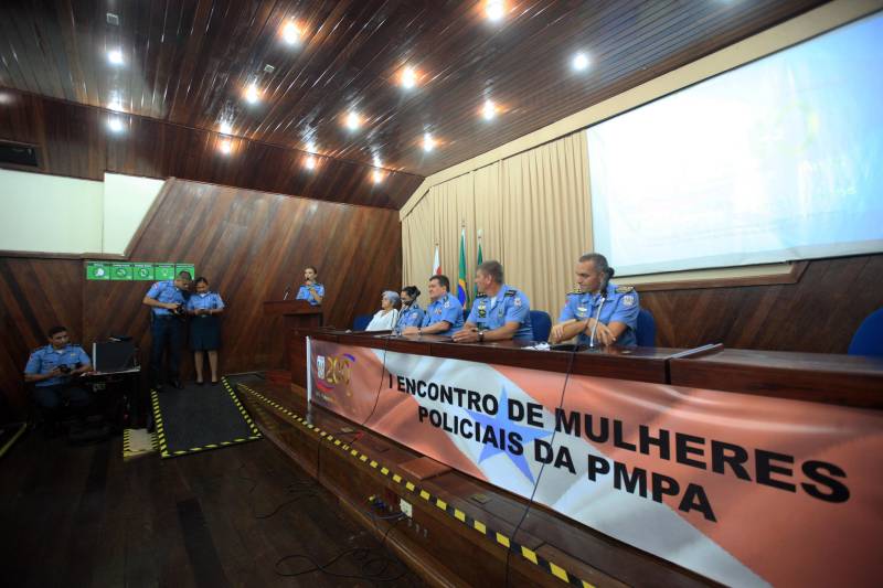 Cerca de 350 policiais femininas iniciaram, na manhã desta sexta-feira (23), no auditório da Universidade da Amazônia, o I Encontro de Mulheres Policiais. O evento faz parte das comemorações pelos 200 anos da Polícia Militar do Pará, celebrado em 2018. A proposta do encontro é proporcionar trocas de experiências profissionais e pessoais entre o efetivo feminino da Polícia Militar do Pará, levantando discussões de temas relacionados às questões do gênero. A ideia do encontro surgiu depois que a PMPA abriu um espaço no site da corporação, para que os internautas enviassem sugestões de eventos que pudessem marcar os 200 anos da instituição no Estado.
FOTO: THIAGO GOMES / AG. PARÁ
DATA: 23.03.2018
BELÉM - PARÁ <div class='credito_fotos'>Foto: Thiago Gomes /Ag. Pará | <a href='/midias/2018/originais/ebce3bd3-70a3-4060-b4b5-9f40a4bf37ba.jpg' download><i class='fa-solid fa-download'></i> Download</a></div>
