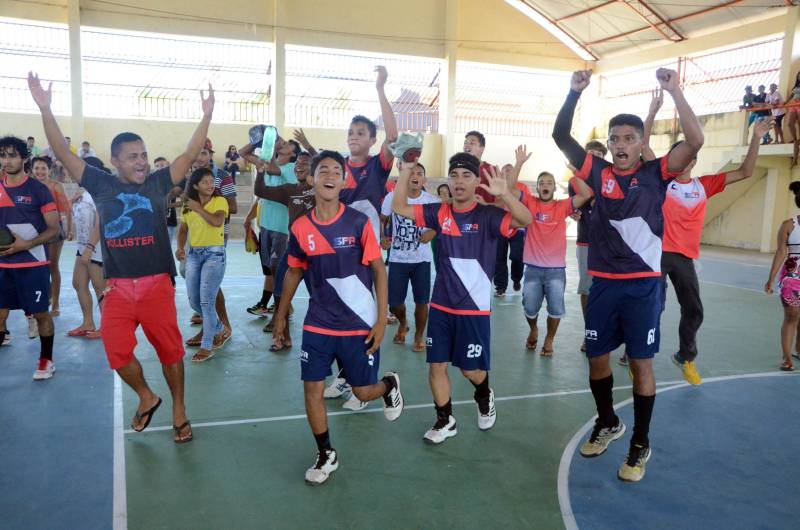 A Regional Mocajuba dos Jogos Estudantis Paraenses (JEPs), que ocorreu de 16 a 20 deste mês reunindo municípios do Baixo Tocantins, foi encerrada com festa no final de semana, pelos atletas que garantiram vagas na Etapa Estadual da competição, marcada para o período de 19 a 22 de junho, na Arena Guilherme Paraense, em Belém, com as finais transmitidas ao vivo pela TV Cultura do Pará. Na foto, categoria B/Modalidade Handebol Masculino - Município de Tailândia/Escola Estadual S. Francisco de Assis.
FOTO: ELISEU DIAS / ASCOM SEDUC
DATA: 20.05.2018
MOCAJUBA - PARÁ <div class='credito_fotos'>Foto: Eliseu Dias / Ascom Seduc | <a href='/midias/2018/originais/ebd002bc-4c85-4b5e-a262-df1aa2b64c05.jpg' download><i class='fa-solid fa-download'></i> Download</a></div>