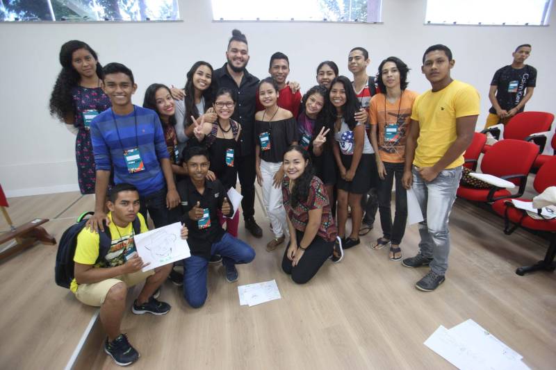 A terceira edição do Publicom – Encontro de Comunicação do Pará deste ano, realizada no município de Breves, no arquipelágo do Marajó, superou as expectativas de público. Com a presença de estudantes de ensino médio, comunicadores, representantes de órgãos públicos e instituições do Marajó, foram registradas cerca de 350 inscrições, com destaque para participação de moradores de Portel, Curralinho e Anajás. Durante a programação do evento realizado pelo Governo do Estado, por meio da Secretaria de Estado de Comunicação (Secom), nos dias 17 e 18, houve trocas de experiências e debates sobre cerimonial, design, mídia e feminicídio, direitos de crianças e adolescentes, credibilidade da informação. Os livros arrecadados no credenciamento – um total de 170 exemplares - serão doados ao Hospital Público Regional do Marajó. Na foto, oficina i “Design para quem não é designer” com o publicitário Filipe Almeida.
FOTO: MARCELO LELIS / AG. PARÁ
DATA: 18.05.2018
BELÉM - PARÁ <div class='credito_fotos'>Foto: Marcelo Lelis / Ag. Pará | <a href='/midias/2018/originais/ebd12e5e-7f50-47d4-b15c-0e1193c46da0.jpg' download><i class='fa-solid fa-download'></i> Download</a></div>