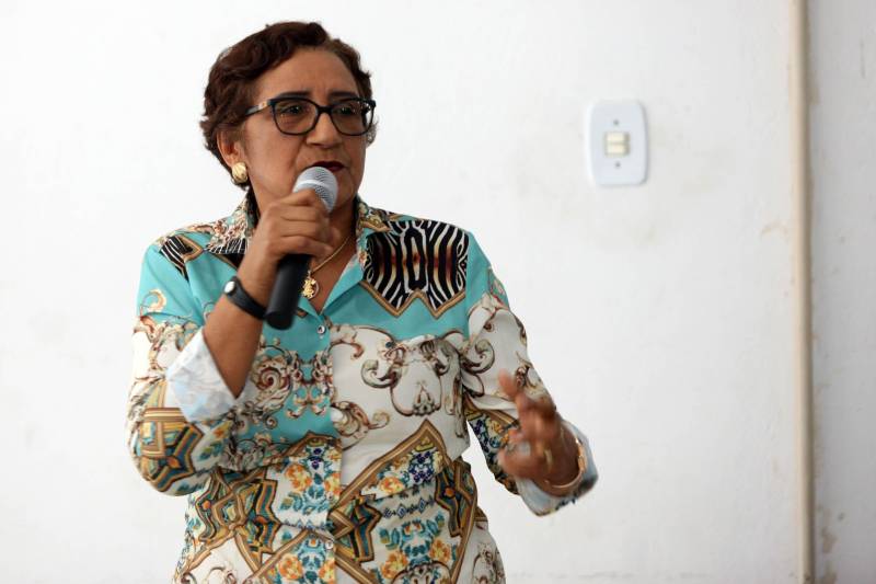 Trinta Conselhos Tutelares do Pará ganharam equipamentos para melhorar o atendimento e garantir os direitos das crianças e dos adolescentes no Estado em cerimônia realizada nesta quinta-feira (05) no auditório da Secretaria de Estado de Assistência Social, Trabalho, Emprego e Renda (Seaster). Durante a manhã foram entregues 39 kits para conselhos de 30 municípios. Cada kit é formado por veículo, geladeiras e computadores. Os veículos, entre carros e lanchas, darão infraestrutura de locomoção necessária e adequada para o desempenho das ações do órgão. Os equipamentos foram adquiridos pelo Governo do Pará por meio de emenda parlamentar do deputado Arnaldo Jordy e ajudarão a equipar e reestruturar a rede do Sistema de Garantia de Diretos da Criança e do Adolescente do Estado. Ao todo foram entregues 37 carros, duas lanchas, 39 geladeiras e 78 computadores. Na foto, Raimunda Araújo, prefeita do município de Maracanã.
FOTO: SIDNEY OLIVEIRA / AG. PARÁ
DATA: 05.07.2018
BELÉM - PARÁ <div class='credito_fotos'>Foto: Sidney Oliveira/Ag. Pará | <a href='/midias/2018/originais/ebd24868-638e-471f-b0b1-942ca1ef1144.jpg' download><i class='fa-solid fa-download'></i> Download</a></div>