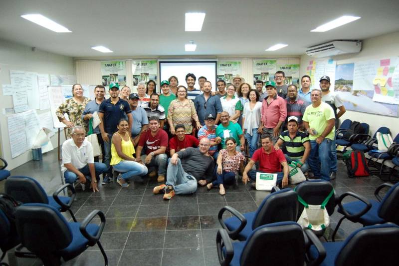 Servidores da Empresa de Assistência Técnica e Extensão Rural (Emater-PA) foram capacitados no curso de Metodologias Participativas de Assistência Técnica e Extensão Rural (Ater). Quarenta técnicos extensionistas das regionais de Santarém, Médio Amazonas, Altamira e Tapajós, que englobam 28 municípios, participaram de segunda-feira (26) até esta sexta-feira (30) do curso, voltado a pessoas e suas relações sociais, considerando e valorizando seus saberes, crenças e costumes.

FOTO: ASCOM EMATER
DATA: 30.11.2018
SANTARÉM - PARÁ <div class='credito_fotos'>Foto: ASCOM EMATER   |   <a href='/midias/2018/originais/ebdf7bb0-6c9d-4699-9afd-823a49657da1.jpg' download><i class='fa-solid fa-download'></i> Download</a></div>