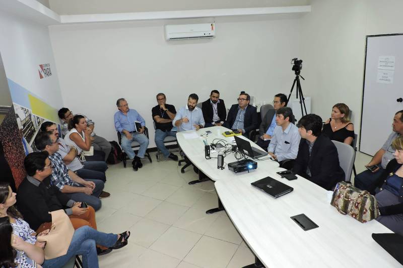 Trabalhar toda a cadeia de um produto, indo às vezes da semente (seleção e melhorias genéticas), passando pela indústria (desenvolvimento de máquinas e equipamentos e também de novos produtos) até chegar ao consumidor final: estes são os passos fundamentais do funcionamento eficiente de um Arranjo Produtivo Local (APL), discutidos pelo Núcleo Estadual de APL’s em reunião na manhã desta quarta-feira, 21, na Secretaria de Estado de Desenvolvimento Econômico, Mineração e Energia (Sedeme).
FOTO: ASCOM SEDAP
DATA: 21.02.2018
BELÉM - PARÁ <div class='credito_fotos'>Foto: Ascom Sedap | <a href='/midias/2018/originais/ebec1e11-a119-478c-9107-cdd68df4e9ff.jpg' download><i class='fa-solid fa-download'></i> Download</a></div>