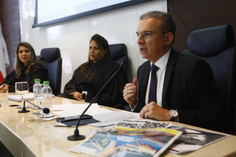 Reunido em sessão extraordinária nesta quarta-feira (24) o Tribunal de Contas do Estado (TCE) aprovou, por unanimidade, parecer prévio sobre o Balanço Geral do Estado (BGE) 2017, do Governo do Pará. O Balanço demonstra os resultados alcançados no exercício de 2017 e retrata a execução orçamentária, financeira e patrimonial do Estado, englobando 87 órgãos e entidades da Administração Direta, Autarquias, Fundações, Fundos e Empresas Estatais que compõem os Orçamentos Fiscal, Seguridade Social e de Investimentos. Na foto, o procurador Ophir Cavalcante.
FOTO: SIDNEY OLIVEIRA / AG. PARÁ
DATA: 24.05.2018
BELÉM - PARÁ <div class='credito_fotos'>Foto: Sidney Oliveira/Ag. Pará | <a href='/midias/2018/originais/ebeffb8b-b423-43a8-91a9-93aede8564ef.jpg' download><i class='fa-solid fa-download'></i> Download</a></div>