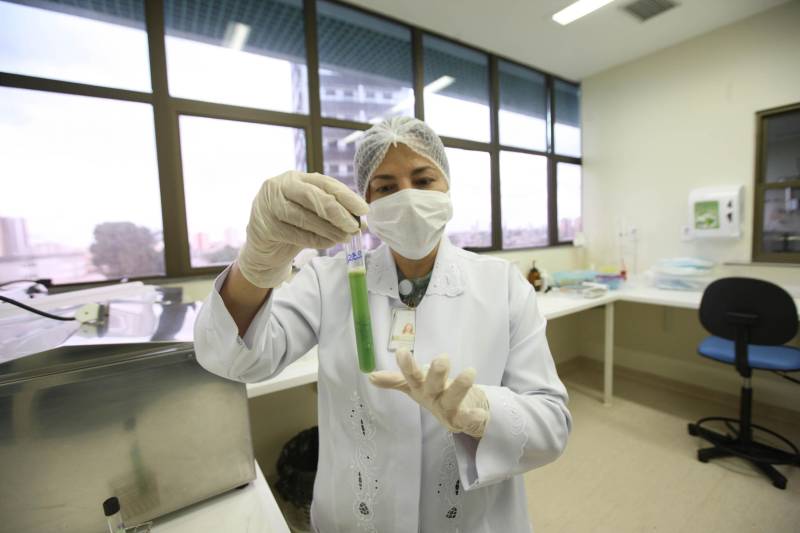 Salvar vidas tem sido a principal missão do Banco de Leite da Fundação Santa Casa de Misericórdia do Pará, referência no Estado em captação de leite humano. Desde que foi criado, em 1987, ele conta com a solidariedade e o trabalho de diversos atores, fundamentais para a sua existência. Dentre eles, estão mães lactantes que disponibilizam um pouco de tempo e atenção para alimentar outras crianças, que nem chegam a conhecer. No interior da Santa Casa, uma equipe trabalha todos os dias para auxiliar na captação desse leite e trazer sempre novas doadoras para o banco. Além de funcionários da Fundação, uma equipe formada por Bombeiros, militares e civis, trabalha na sensibilização dessas mulheres, não só dentro do hospital, mas em creches, escolas, igrejas e comunidades onde possa se dissipar a informação e a necessidade de novas doadoras.
FOTO: CARLOS SODRÉ / AG. PARÁ
DATA: 27.02.2018
BELÉM - PARÁ
<div class='credito_fotos'>Foto: CARLOS SODRÉ / AG. PARÁ | <a href='/midias/2018/originais/ebf13e5e-e430-4f6c-9d9b-433c83037b00.jpg' download><i class='fa-solid fa-download'></i> Download</a></div>
