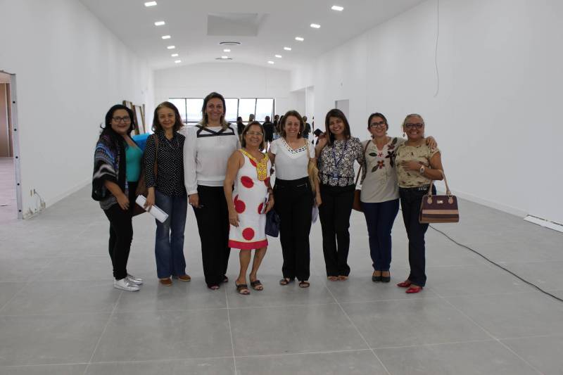 Na tarde desta quarta-feira (28), representantes de secretarias que integram o comitê gestor do Plano Estadual de Ações Integradas à Pessoa com Deficiência (Existir) visitaram as obras do Centro Integrado de Inclusão e Reabilitação (CIIR), em Belém. A visita técnica foi solicitada por Daniele Khayat, diretora-geral do Núcleo de Articulação e Cidadania (NAC), do Governo do Pará, com o objetivo de informar aos participantes do Plano sobre o andamento da obra e mostrar as ações planejadas para o local. “É muito importante que todos que trabalham diretamente com a pessoa com deficiência saibam o que está sendo feito. Afinal, são eles que vão atuar aqui. Pudemos ver de perto os espaços onde funcionará a triagem, reabilitação, radiologia, prótese e órtese, entre outros. Todos ficaram muito satisfeitos com o que viram, e ansiosos para o funcionamento”, disse Daniele Khayat. O CIIR está em fase final de construção, devendo ser inaugurado até o final do primeiro semestre de 2018.
FOTO: RUAN MORAES / ASCOM NAC
DATA: 28.02.2018
BELÉM - PARÁ <div class='credito_fotos'>Foto: RUAN MORAES / ASCOM NAC | <a href='/midias/2018/originais/ec007bdf-54ec-41a8-ad10-f205b23ff8b3.jpg' download><i class='fa-solid fa-download'></i> Download</a></div>