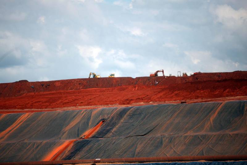 Por conta do não cumprimento do prazo de 48 horas dado pelo Governo do Estado para que a Hydro (foto) reduzisse os níveis das bacias de resíduos ao nível de pelo menos um metro, a Secretaria de Meio Ambiente e Sustentabilidade (Semas) notifica a empresa, na manhã desta terça-feira (27), com a determinação de que reduza a produção da refinaria em 50%. A Semas também triplicará a multa definida anteriormente, cumprindo a legislação ambiental em vigor, chegando a cerca de R$ 1 milhão por dia de descumprimento (300 mil Unidades de Padrão Fiscal). A empresa informou formalmente que reduziu os índices, mas não integralmente no total determinado de um metro. A determinação de redução emitida pela Semas reforça ainda que devem ser mantidos e ampliados os esforços para tratamento dos efluentes e de redução dos níveis das bacias. As equipes da Semas permanecem em campo 24 horas, trabalhando em conjunto com a Defesa Civil e outros órgãos, monitorando a situação.
FOTO: IGOR BRANDÃO / AG. PARÁ
DATA: 24.02.2018
BARCARENA - PARÁ <div class='credito_fotos'>Foto: IGOR BRANDÃO / AG. PARÁ | <a href='/midias/2018/originais/ec044e6a-10a0-457f-8557-c82f5cf2a49c.jpg' download><i class='fa-solid fa-download'></i> Download</a></div>