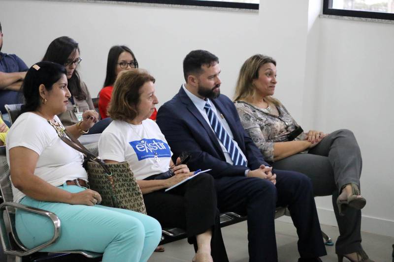 Representantes de organizações sociais, do Conselho Estadual dos Direitos da Pessoa com Deficiência, de órgãos estaduais e do Ministério Público do Pará visitaram as obras do Centro Integrado de Inclusão e Reabilitação (CIIR), em Belém.
FOTO: THALITA GARCIA / ASCOM INDSH
DATA: 21.03.2018
BELÉM - PARÁ <div class='credito_fotos'>Foto: THALITA GARCIA / ASCOM INDSH | <a href='/midias/2018/originais/ec0494d3-a2d7-4706-95df-89a09a7c08ef.jpg' download><i class='fa-solid fa-download'></i> Download</a></div>