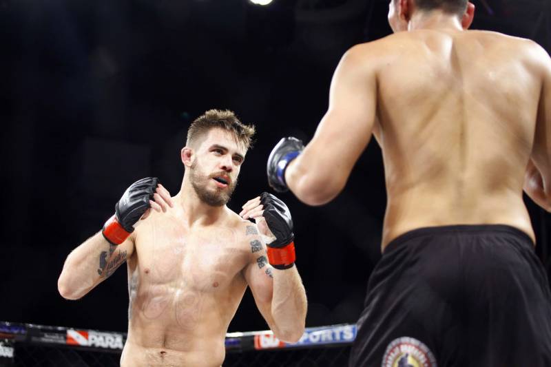 O mundo do MMA conheceu neste sábado os novos guerreiros paraenses. Dos 34 lutadores que entraram no octógono do Jungle Fight 93, 31 representaram o estado. Destaque para Ivanildo Monstrinho e Francisco Figueiredo, que conquistaram os cinturões interinos das categorias 57kg e 61kg, respectivamente, diante do público que lotou o Centro de Convenções da Amazônia – Hangar, com apoio da Secretaria de Estado de Esporte e Lazer.
FOTO: THIAGO GOMES / AG. PARÁ
DATA: 28.04.2018
BELÉM - PARÁ <div class='credito_fotos'>Foto: Thiago Gomes /Ag. Pará | <a href='/midias/2018/originais/ec04b7df-f5e0-4c1b-ba6b-19d005d9393d.jpg' download><i class='fa-solid fa-download'></i> Download</a></div>