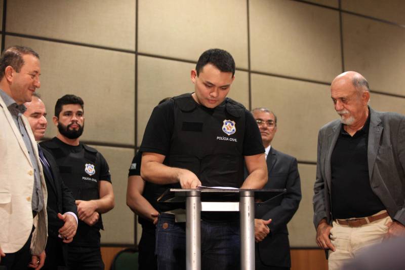 Representando a corporação, assinaram o documento de posse os policiais Rivaldo Ruela da Silva (investigador); Davi Bezerra Feijó (escrivão) e Athur Akihiro Pastana (papiloscopista). Na oportunidade também foram entregues, simbolicamente, os equipamentos de trabalho, como coletes, armas e carteiras funcionais.

FOTO: RODOLFO OLIVEIRA / AG. PARÁ
DATA: 22.03.2018
BELÉM - PARÁ <div class='credito_fotos'>Foto: Rodolfo Oliveira/Ag. Pará   |   <a href='/midias/2018/originais/ec07c0e5-35fd-44d6-ac82-5e65c0653be5.jpg' download><i class='fa-solid fa-download'></i> Download</a></div>