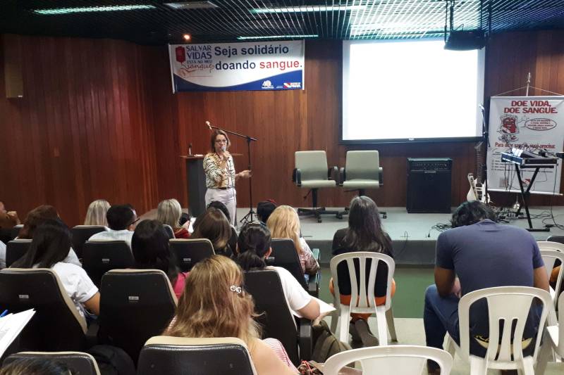 O terceiro dia da programação da Semana Comemorativa ao Doador de Sangue 2018, promovida pela Fundação Centro de Hemoterapia e Hematologia do Pará (Hemopa), contou com Workshop de Captação em Hemoterapia, realizado nesta terça-feira (27), das 8 às 12 h. Mais de 150 profissionais que atuam na área de saúde participaram do evento como agentes multiplicadores, incentivando a doação voluntária de sangue e orientando outros profissionais, usuários e seus familiares. Na foto,  a médica Iêda Pinto, da Fundação Hemopa.


FOTO: ASCOM HEMOPA
DATA: 27.11.2018
BELÉM - PARÁ <div class='credito_fotos'>Foto: Ascom Hemopa   |   <a href='/midias/2018/originais/ec09db02-a3f9-4bc6-aa72-d6abf17e95cf.jpg' download><i class='fa-solid fa-download'></i> Download</a></div>