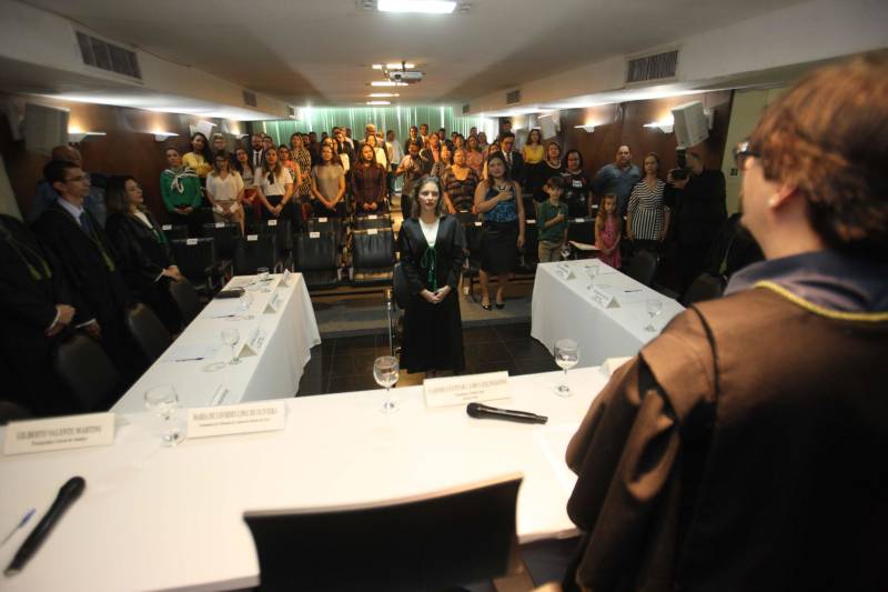 A Defensora Pública Geral, Jeniffer de Barros Rodrigues (foto), foi reconduzida pelo Conselho Superior da Defensoria Pública do Estado do Pará para mais um biênio frente à Defensoria Pública do Estado do Pará. A 52ª Sessão Extraordinária do Conselho Superior ocorreu nesta terça-feira, 26 de junho, e foi presidida pelo Subdefensor Público Geral do Estado do Pará, Vladimir Koenig. Jeniffer de Barros Rodrigues foi reconduzida pelo Governador do Estado, Simão Jatene, por meio do decreto de 27 de março de 2018. A Defensora Pública Geral do Estado do Pará foi a candidata mais votada na eleição para o cargo, ocorrida em 09 de março de 2018, com 162 votos. A Sessão Solene contou com a presença de familiares, autoridades de Estado, membros da Gestão, defensores públicos e servidores da Defensoria Pública do Estado.
FOTO: MARCELO LELIS / AG. PARÁ
DATA: 26.06.2018
BELÉM - PARÁ <div class='credito_fotos'>Foto: Marcelo Lelis / Ag. Pará | <a href='/midias/2018/originais/ec0e8250-5446-43d6-9bc8-fd2419d4affc.jpg' download><i class='fa-solid fa-download'></i> Download</a></div>