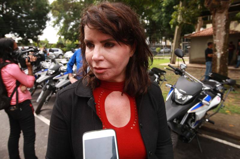Polícia Militar, Guarda Municipal e Secretarias Municipais de Segurança Pública de 17 cidades do interior paraense receberam motos para ampliar o policiamento ostensivo e para atender ocorrências em suas sedes. Os veículos adquiridos pelo Governo do Estado são provenientes de emenda parlamentar de três deputados da Assembleia Legislativa do Pará (ALEPA), e entregues nesta segunda-feira (28) durante cerimônia na sede da Casa Civil, em Belém. Ao todo foram entregues 44 motos do modelo Honda XRE 300 CC, todas com kit sinalizador acústico e visual, rastreador, dois capacetes e queixeiras. Prefeitos, secretários de segurança, representantes das polícias, guardas municipais e deputados estiveram presentes na solenidade e ressaltaram a importância de ampliar a frota de veículos para dar apoio a segurança dos municípios. Na foto, a deputada Eliane Lima.
FOTO: MÁCIO FERREIRA / AG. PARÁ
DATA: 28.05.2018
BELÉM - PARÁ <div class='credito_fotos'>Foto: MÁCIO FERREIRA/ AG. PARÁ | <a href='/midias/2018/originais/ec13f35f-f2c1-4b41-8630-496925c023cd.jpg' download><i class='fa-solid fa-download'></i> Download</a></div>
