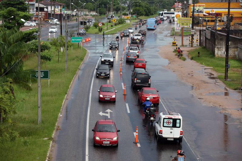 Foi bem sucedida a medida inédita de inversão no trânsito no trecho compreendido entre os quilômetros 13 e 6 da rodovia BR-316, entre os municípios de Marituba e Ananindeua. A ação foi programada para o período de 16h às 22h da terça-feira (13), com o propósito de garantir maior fluidez ao trânsito de veículos que retornavam do feriado de Carnaval.
FOTO: SIDNEY OLIVEIRA / AG. PARÁ
DATA: 13.02.2017
ANANINDEUA - PARÁ <div class='credito_fotos'>Foto: Sidney Oliveira/Ag. Pará | <a href='/midias/2018/originais/ec1e2942-7650-44c7-86ad-e5820c4f82f3.jpg' download><i class='fa-solid fa-download'></i> Download</a></div>