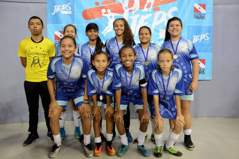 Em sua 60ª edição, os Jogos Estudantis Paraenses (JEPs) definiu a equipes que vão representar o Estado do Pará na etapa nacional, em Manaus (AM), de 19 a 23 de setembro. Das partidas realizadas neste sábado (23), pela etapa estadual, na Arena Guilerme Paraense - o Mangueirinho, foram premiados quatro times das modalidades de Basquete, Volei, Handebol e Futsal, na categoria "A" (de 12 a 14 anos).
FOTO: FERNANDO NOBRE / ASCOM SEDUC
DATA: 23.06.2018
BELÉM - PARÁ <div class='credito_fotos'>Foto: FERNANDO NOBRE/ASCOM SEDUC | <a href='/midias/2018/originais/ec211224-0f7e-4372-af7a-c942b0ff7d32.jpg' download><i class='fa-solid fa-download'></i> Download</a></div>