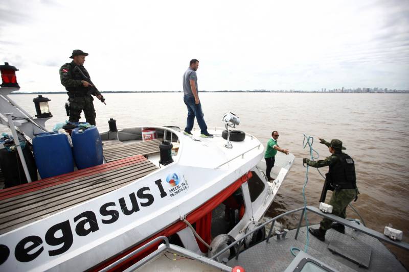 O proprietário da embarcação da empresa Navegação Marajó (foto), que faz a navegação de passageiros entre Santa Cruz do Arari, na ilha do Marajó e Belém, Evandro Feio, 43 anos, foi abordada pela lancha da Companhia de Policiamento Fluvial em plena baia do Guajará, próximo a capital Belém. Este é um procedimento de rotina do Grupamento Fluvial que realiza o policiamento ostensivo nos rios do Estado e atende comunidades ribeirinhas através de projetos sociais.
FOTO: MARCELO LELIS / AG. PARÁ
DATA: 27.04.2018
BELÉM - PARÁ <div class='credito_fotos'>Foto: Marcelo Lelis / Ag. Pará | <a href='/midias/2018/originais/ec2678c6-7a72-4e61-838b-740553c2e83d.jpg' download><i class='fa-solid fa-download'></i> Download</a></div>