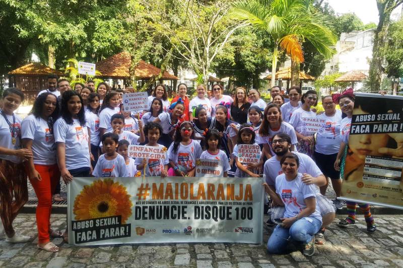 Foi realizado na manhã deste domingo (27), no Horto Municipal de Belém, o encerramento da Campanha Maio Laranja. A ação reuniu crianças e adolescentes que se manifestaram através de um apitaço, danças e mensagens para o público local. A campanha, que combate o abuso e a exploração sexual contra crianças e adolescentes, promoveu diversas ações durante o mês.

FOTO: CARLS FISCHER / ASCOM SESPA
DATA: 27.05.2018
BELÉM - PARA <div class='credito_fotos'>Foto: CARLA FISCHER / ASCOM SESPA   |   <a href='/midias/2018/originais/ec2a2852-4cee-4db2-acd7-f56e3f462a94.jpg' download><i class='fa-solid fa-download'></i> Download</a></div>