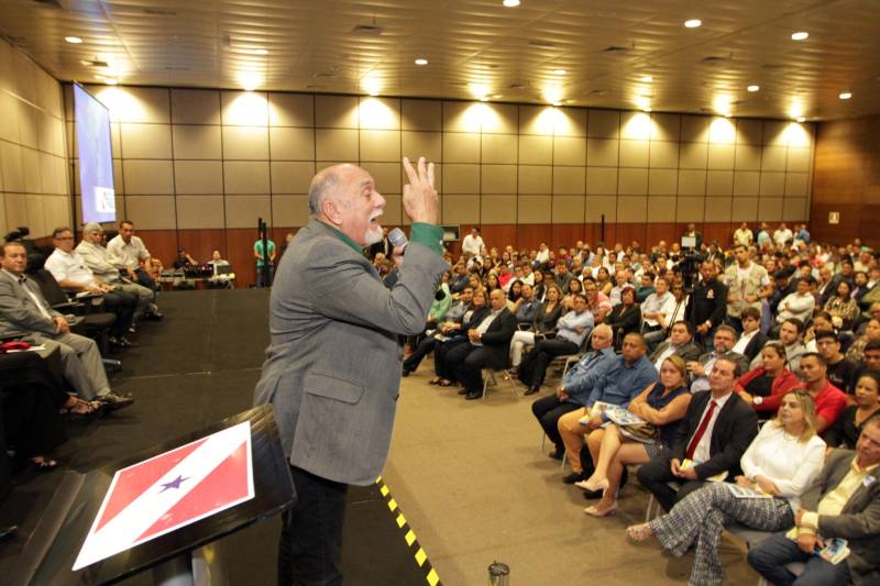 O primeiro dia do  Fórum Permanente de Prefeitas e Prefeitos dos Municípios Sustentáveis contou com a participação de 85 prefeitos , 17 vices e 21 secretários municipais dos 141 municípios manifestaram interesse em adotar as diretrizes do programa. Para o governador Simão Jatene (foto), esta grande participação simboliza a união de agentes públicos que colocaram os interesses coletivos acima dos interesses individuais para construir um estado melhor para todos. Com o tema “Gestão Compartilhada”, o evento traz as experiências e os desdobramentos das agendas governamentais que foram planejadas em parceria com as gestões municipais. Através da Secretaria Extraordinária de Municípios Sustentáveis (Semsu) Governo do Pará, por meio da Semsu, investe na capacitação dos municípios para a promoção de uma gestão fiscal eficiente. Para Izabela Jatene, este primeiro dia serviu para sinalizar o quanto os gestores estão preocupados com o equilíbrio da questão fiscal dos municípios e em desenvolver uma governança compartilhada para desenvolver seus municípios.

FOTO: CRISTINO MARTINS / AG. PARÁ
DATA: 07.02.2018
BELÉM - PARÁ <div class='credito_fotos'>Foto: Cristino Martins/Ag. Pará   |   <a href='/midias/2018/originais/ec344838-6224-4163-bd65-5e6f6103c539.jpg' download><i class='fa-solid fa-download'></i> Download</a></div>