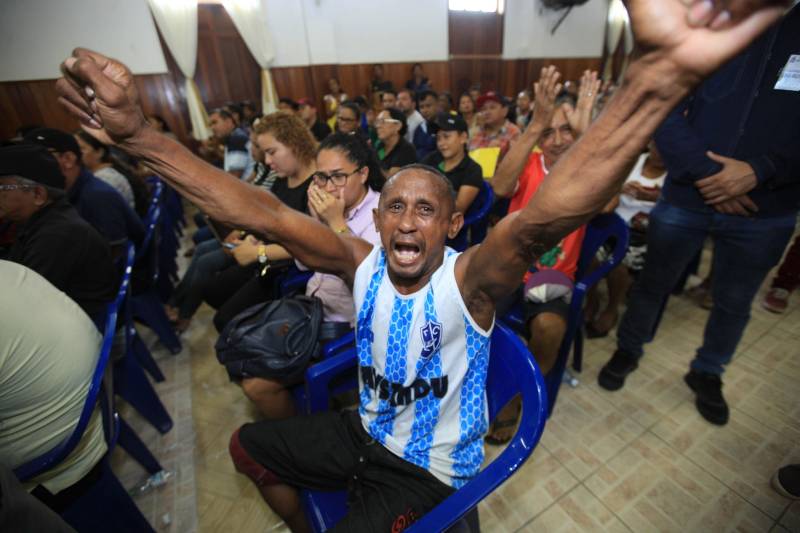 O produtor rural Nilson Corrêa da Silva, 23 anos, mora na comunidade Santo Ezequiel Moreno e produz alimentos em 700 hectares de terra na agrovila Acutipereira, no município de Portel, no arquipélago do Marajó. Mesmo morando e produzindo alimentos na comunidade, ele não possuía título de propriedade de terra. Para beneficiar produtores como Nilson, o governador Simão Jatene entregou, na manhã desta sexta-feira (23), títulos coletivos que beneficiaram mais de mil famílias. Os títulos também beneficiaram comunidades remanescentes de quilombos e povos tradicionais do município marajoara. O Pará foi o Estado que mais titulou áreas em prol dos remanescentes de quilombos no Brasil. Das 170 comunidades tituladas no país, 62 estão no Pará, sendo que destas 53 foram tituladas pelo Instituto de Terras do Pará (Iterpa).

FOTO: MÁCIO FERREIRA / AG. PARÁ
DATA: 23.03.2018
PORTEL - PARÁ <div class='credito_fotos'>Foto: MÁCIO FERREIRA/ AG. PARÁ   |   <a href='/midias/2018/originais/ec36bf0b-b0ee-49c4-9264-8d6fd67fccb0.jpg' download><i class='fa-solid fa-download'></i> Download</a></div>