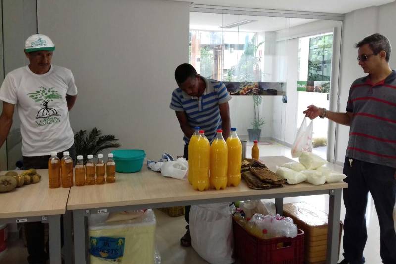 Os agricultores familiares da comunidade do Abacatal, localizada no Refúgio de Vida Silvestre (Revis) Metrópole da Amazônia, participaram, nesta quinta-feira, 5, da Feira do Agricultor, na sede da Secretaria Estadual de Meio Ambiente e Sustentabilidade (Semas). A feira faz parte da programação da Semana de Saúde organizada pelo órgão.
FOTO: ASCOM IDEFLOR-BIO
DATA: 05.04.2018
BELÉM - PARÁ <div class='credito_fotos'>Foto: Ascom Ideflor-Bio | <a href='/midias/2018/originais/ec3a6466-20c5-46f9-af7a-2892fbcb7337.jpg' download><i class='fa-solid fa-download'></i> Download</a></div>