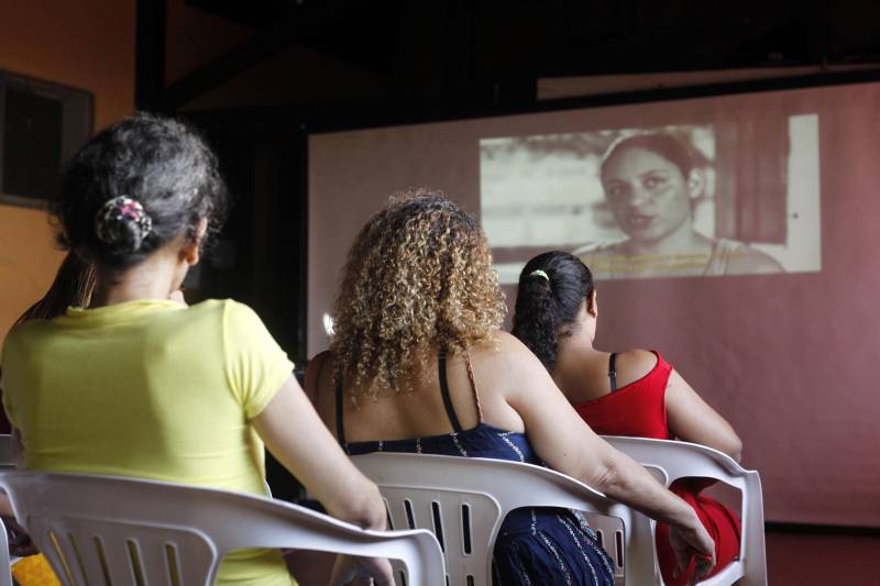 Com objetivo de usar o audiovisual para ampliar espaços de informação e debate sobre Direitos Humanos, a organização da 12ª Mostra de Cinema e Direitos Humanos fez uma sessão especial no Centro de Recuperação Feminino (CRF) de Ananindeua, nesta quarta-feira (21). Além da exibição de um curta e um longa-metragem, a programação teve ainda um bate-papo sobre os filmes e a distribuição de cartilhas sobre direitos humanos.
FOTO: AKIRA ONUMA/ASCOM SUSIPE
DATA: 21.11.2018
ANANINDEUA - PARÁ <div class='credito_fotos'>Foto: Akira Onuma / Ascom Susipe | <a href='/midias/2018/originais/ec3fd0c3-e598-4ef1-acc8-d720fb49d6b4.jpg' download><i class='fa-solid fa-download'></i> Download</a></div>