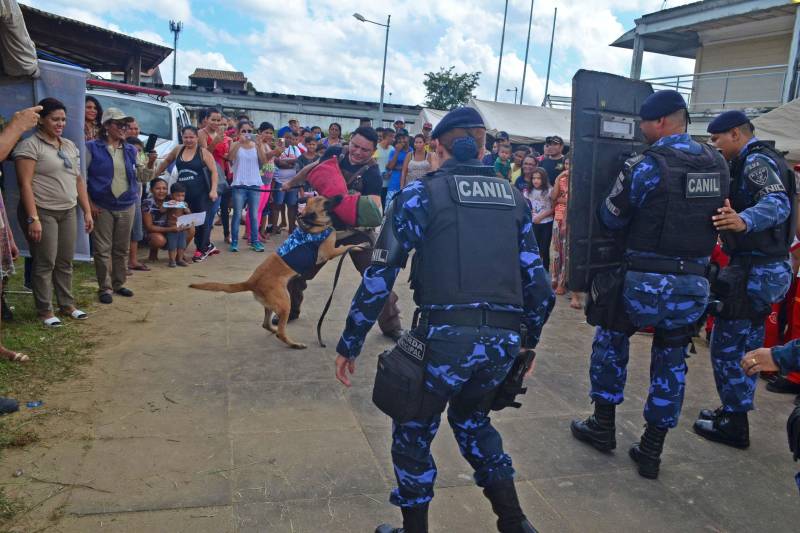 "Acho que ele vai vigiar quem fica fazendo coisa errada, como roubar, por exemplo". A fala de curiosidade é do estudante Isaac Souza, 10 anos. Ele se referia ao drone apresentado na manhã desta sexta-feira (27) aos alunos da Escola Estadual de Ensino Fundamental e Médio Ruy Paranatinga Barata, localizado no bairro Maracangalha, onde ocorreu à ação "Prevenção é Segurança". A iniciativa promovida pela Secretaria de Estado de Segurança Pública e Defesa Social (Segup) com o objetivo de apresentar equipamentos de segurança, assim como divulgar os diversos serviços de prevenção voltados as ações de combate à criminalidade.
FOTO: ELIELSON MODESTO / ASCOM SEGUP
DATA: 27.04.2018
BELÉM - PARÁ <div class='credito_fotos'>Foto: Elielson Modesto / Ascom Segup | <a href='/midias/2018/originais/ec443b2a-dc72-4c13-9530-8ffe824b89a8.jpg' download><i class='fa-solid fa-download'></i> Download</a></div>
