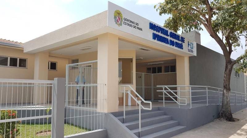 Inaugurado no dia 28 de setembro deste ano, o Hospital Geral de Ipixuna (HGI, na foto), está em pleno funcionamento. Seus usuários podem dispor de consultas ambulatoriais em cardiologia, infectologia clínica médica e cirúrgica, além de agendamento de exames complementares, cirurgias eletivas, internações e o pronto-atendimento 24h, que gerou o significativo índice de 99% de satisfação do usuário. O HGI, no nordeste paraense, oferece assistência de baixa e média complexidade aos usuários do Sistema Único de Saúde (SUS) de 23 municípios da região do Capim, o equivalente a uma população estimada de 800 mil habitantes. É importante ressaltar que, por se tratar de um hospital referenciado, o HGI atende apenas pacientes regulados, ou seja, encaminhados ao município através do sistema de regulação do Estado. Com apenas 47 dias de funcionamento a equipe multiprofissional do HGI garantiu o 196 atendimentos ambulatoriais, uma internação, uma cirurgia e 10 atendimentos no setor de pronto Atendimento que funciona 24h ininterruptas.

FOTO: WANDERLEY SOUZA
DATA: 27.09.2018
IPIXUNA - PARÁ <div class='credito_fotos'>Foto: WANDERLEI SOUZA   |   <a href='/midias/2018/originais/ec50354b-3233-4edb-b087-1f79d6b2011e.jpg' download><i class='fa-solid fa-download'></i> Download</a></div>