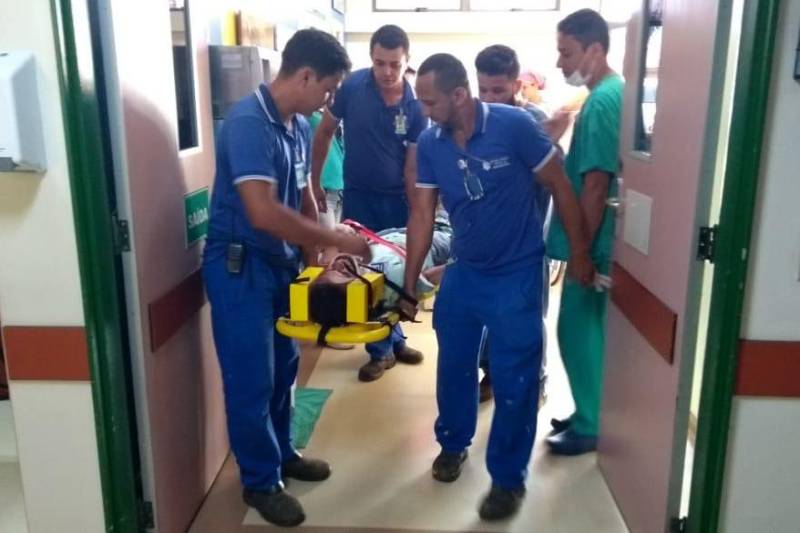 O Hospital Regional Público da Transamazônica (HRPT), localizado em Altamira, promoveu treinamento com foco em múltiplas vítimas para a equipe assistencial de emergência da Unidade.
FOTO: ASCOM HRPT
DATA: 04.11.2018
MARABÁ - PARÁ <div class='credito_fotos'>Foto: ASCOM HRPT | <a href='/midias/2018/originais/ec50e4ab-bc06-4aec-9efe-0ba8f11dd4b4.jpg' download><i class='fa-solid fa-download'></i> Download</a></div>