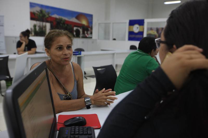 Um lugar que disponibiliza a prestação de vários serviços públicos em um único ambiente, oferecendo atendimento ágil, eficiente e de qualidade. Assim é a Estação Cidadania que chega ao final deste ano de 2018 com oito postos de atendimento, distribuídos em Belém, Icoaraci, Ananindeua, Marabá, Santarém e Parauapebas. Instituído através do Decreto 153 de 05/07/2011, a Estação Cidadania integra 32 órgãos na prestação de serviços ao cidadão. É possível tirar carteira de identidade, pagar diversas contas, negociar dívidas e até doar sangue, entre outros. O gerenciamento, implantação, instalação, funcionamento e a coordenação do Serviço de Atendimento à População “ESTAÇÃO CIDADANIA” são de responsabilidade da Secretaria de Estado de Administração – SEAD.  Desde 2011 as Estações Cidadania já realizaram mais de 3,1 milhões de atendimentos. Na foto, a pedagoga Maria Zenaide, 48 anos, que procurou a Estação para fazer um requerimento junto ao Programa de Proteção e Defesa do Consumidor do Pará (Procon-PA).

FOTO: SIDNEY OLIVEIRA / AG. PARÁ
DATA: 26.11.2018
BELÉM - PARÁ <div class='credito_fotos'>Foto: Sidney Oliveira/Ag. Pará   |   <a href='/midias/2018/originais/ec555932-04f7-4963-8690-a629867fe49a.jpg' download><i class='fa-solid fa-download'></i> Download</a></div>
