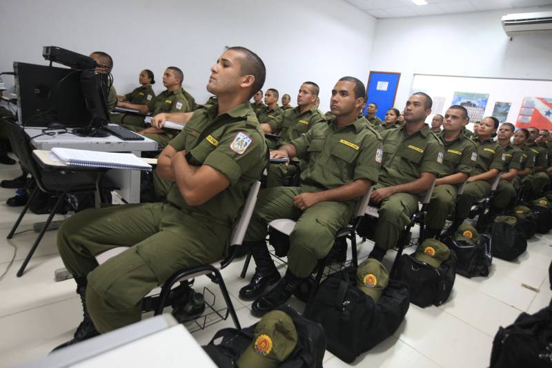 “A sociedade está prestes a receber novos policiais, profissionais prontos e treinados para defender o cidadão. Mesmo ainda não tendo encerrado o curso, já me sinto um PM. A instituição pode ter certeza que estarei sempre de pronto-emprego para atender no que ela precisar de mim”. A fala do aluno do Centro de Formação, dita nesta segunda-feira (7) durante uma aula do Curso de Formação e Aperfeiçoamento de Praças (CFAP) da Polícia Militar do Pará, demonstra o sentimento dos cerca de 2 mil homens e mulheres que estão próximos de encerrar o curso e iniciar seus trabalhos nas ruas. Em Belém, na sede do CFAP, estão em fase de conclusão da formação, cerca de 500 alunos (foto), entre homens e mulheres. Já no interior do Estado, outros 1. 500 passam pelo curso que também acontece nos municípios Conceição do Araguaia, Itaituba, Santarém, Marabá, Parauapebas, Castanhal, Santa Izabel do Pará, Tucuruí, Paragominas, Capanema, Bragança, Altamira, Barcarena, Soure e Breves. A previsão é que no início de agosto deste ano, todos já estejam efetivamente nas ruas. Aprovados no último concurso público da instituição, os futuros policiais estão desde outubro de 2017 participando de um novo modelo formação. De acordo com o major Arthur Silva, sub-comandante do CFAP, a mudança na grade do curso quase dobrou o número de horas aula.
FOTO: RODOLFO OLIVEIRA / AG. PARÁ
DATA: 08.05.2018
BELÉM - PARÁ <div class='credito_fotos'>Foto: Rodolfo Oliveira/Ag. Pará | <a href='/midias/2018/originais/ec564e4d-3abc-4186-8021-481590b0a9ac.jpg' download><i class='fa-solid fa-download'></i> Download</a></div>