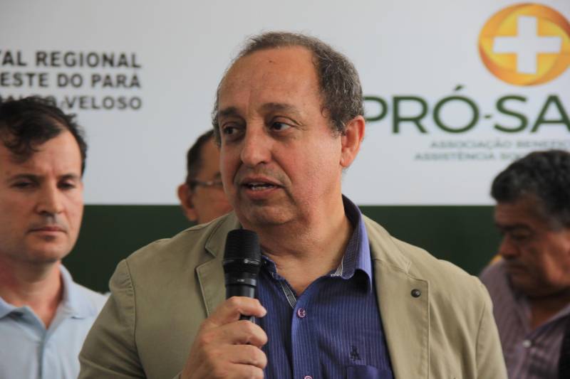 Hospital Regional de Marabá amplia serviço para atender pacientes com insuficiência renal Neste sábado, 8/12, o serviço de hemodiálise foi ampliado no sudeste do Pará, com a entrega do primeiro bloco do projeto de reforma e ampliação do Hospital Regional do Sudeste do Pará - Dr. Geraldo Veloso (HRSP), em Marabá (PA). Com mais de 900 metros quadrados construídos, três andares e mais de R$ 5 milhões investidos em sua construção e aquisição de equipamentos, o prédio abrigará além de 20 máquinas de hemodiálise, a área administrativa e o Centro de Ensino e Pesquisa, o que amplia a vocação da Unidade que passa a ser um centro formador de profissionais da saúde na região. A cerimônia de entrega reuniu autoridades como o secretário de Estado de Saúde Pública do Pará, Vitor Mateus (ao microfone), o prefeito de Marabá, Sebastião Miranda Filho, o presidente da Câmara Municipal de Marabá, Pedro Corrêa, o diretor Operacional da Pró-Saúde Associação Beneficente de Assistência Social e Hospitalar no Pará, Rogério Kuntz, e o diretor Hospitalar da Unidade, Valdemir Girato, além de representantes dos 22 municípios de abrangência do Hospital. 

FOTO: RODOLFO OLIVEIRA / AG. PARÁ
DATA: 08.12.2018
MARABÁ - PARÁ <div class='credito_fotos'>Foto: Rodolfo Oliveira/Ag. Pará   |   <a href='/midias/2018/originais/ec5abd83-16e1-49b0-8caf-008204d28107.jpg' download><i class='fa-solid fa-download'></i> Download</a></div>