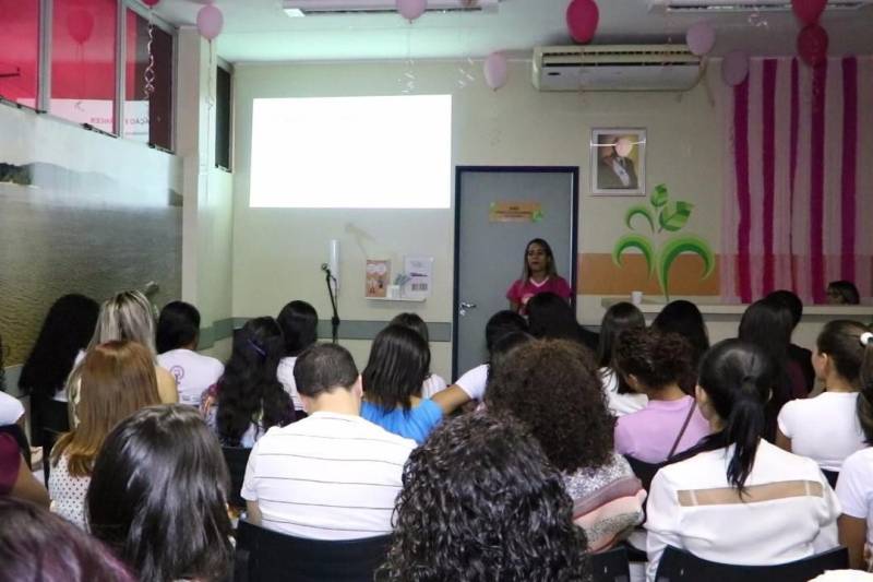 Referência na assistência de pacientes oncológicos, a Unidade de Alta Complexidade em Oncologia Dr. Vítor Moutinho (Unacon), em Tucuruí, no sudeste paraense, aderiu ao movimento nacional do “Junho Vermelho” de incentivo à doação voluntária de sangue junto aos colaboradores, familiares e amigos de usuários. Durante todo o mês estão sendo realizadas palestras (foto) com distribuição de material educativo sobre os critérios para doação de sangue

FOTO: ASCOM UNACON
DATA: 25.06.2018
TUCURUÍ - PARÁ <div class='credito_fotos'>Foto: Ascom Unacon   |   <a href='/midias/2018/originais/ec5b46de-8b13-42e8-b97f-b0e8b19b7b3f.jpg' download><i class='fa-solid fa-download'></i> Download</a></div>