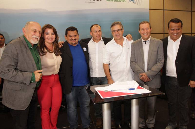 O primeiro dia do Fórum Permanente de Prefeitas e Prefeitos dos Municípios Sustentáveis contou com a participação de 85 prefeitos , 17 vices e 21 secretários municipais dos 141 municípios manifestaram interesse em adotar as diretrizes do programa. Para o governador Simão Jatene, esta grande participação simboliza a união de agentes públicos que colocaram os interesses coletivos acima dos interesses individuais para construir um estado melhor para todos. Com o tema “Gestão Compartilhada”, o evento traz as experiências e os desdobramentos das agendas governamentais que foram planejadas em parceria com as gestões municipais. Através da Secretaria Extraordinária de Municípios Sustentáveis (Semsu) Governo do Pará, por meio da Semsu, investe na capacitação dos municípios para a promoção de uma gestão fiscal eficiente. Para Izabela Jatene, este primeiro dia serviu para sinalizar o quanto os gestores estão preocupados com o equilíbrio da questão fiscal dos municípios e em desenvolver uma governança compartilhada para desenvolver seus municípios.
FOTO: CRISTINO MARTINS / AG. PARÁ
DATA: 07.02.2018
BELÉM - PARÁ <div class='credito_fotos'>Foto: Cristino Martins/Ag. Pará | <a href='/midias/2018/originais/ec63f06a-970b-43a5-b27e-5fb015e6999e.jpg' download><i class='fa-solid fa-download'></i> Download</a></div>