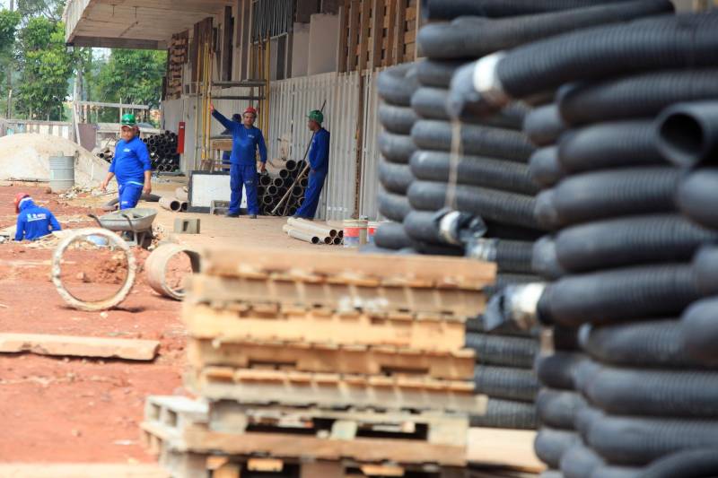 Em Castanhal, o Hospital Regional do município é outro que o Governo do Estado vai entregar até o final de 2018. Terá 179 leitos, sendo 40 de Unidades de Tratamento Intensivo - 20 adulta e 20 pediátrica; um Centro Cirúrgico com seis salas; serviços de urgência e emergência; radioterapia, quimioterapia e hemodiálise.
FOTO: SIDNEY OLIVEIRA / AG. PARÁ
DATA: 18.10.2018
CASTANHAL - PARÁ <div class='credito_fotos'>Foto: Sidney Oliveira/Ag. Pará | <a href='/midias/2018/originais/ec6be105-7945-4ea2-8534-6fe9afdee393.jpg' download><i class='fa-solid fa-download'></i> Download</a></div>