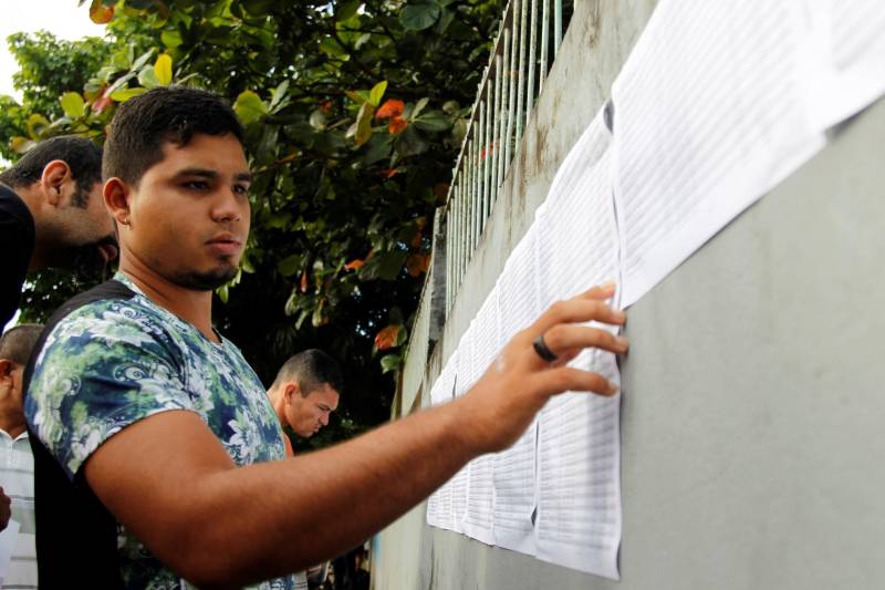 Um total de 9011 candidatos fizeram as provas para concorrer a 500 vagas para agente prisional da Superintendência do Sistema Penitenciário do Estado (Susipe), neste domingo, 18. No total, 11.835 candidatos estavam inscritos para o concurso, que é o primeiro da instituição para o cargo.
As provas foram realizadas em Belém, Altamira, Marabá, Castanhal (foto), Itaituba e Santarém.
FOTO: AKIRA ONUMA / ASCOM SUSIPE
DATA: 18.03.2018
CASTANHAL - PARÁ <div class='credito_fotos'>Foto: Akira Onuma / Ascom Susipe | <a href='/midias/2018/originais/ec6c1172-9df5-42ed-9122-18c1edcbf047.jpg' download><i class='fa-solid fa-download'></i> Download</a></div>