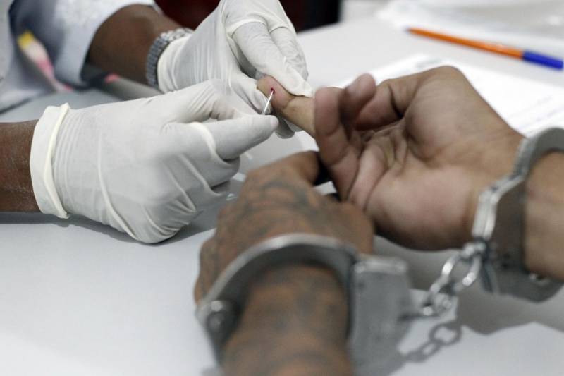 A Diretoria de Assistência Biopsicossocial da Superintendência do Sistema Penitenciário do Estado (Susipe) vem realizando um mutirão de atendimento médico e odontológico, vacinação e teste de HIV e sífilis nos presídios da Região Metropolitana de Belém (RMB), desde o mês de junho. Nesta quarta-feira (14), a ação ocorreu no Centro de Recuperação Penitenciário do Pará III (CRPP III), localizado no Complexo de Santa Izabel, na Região Metropolitana de Belém. Foram três dias de atendimento, que beneficiaram mais de 100 presos.
FOTO: AKIRA ONUMA/ASCOM SUSIPE
DATA: 15.11.2018
BELÉM - PARÁ <div class='credito_fotos'>Foto: Akira Onuma / Ascom Susipe | <a href='/midias/2018/originais/ec6ea0b3-5176-4927-ada7-a879741b1e83.jpg' download><i class='fa-solid fa-download'></i> Download</a></div>