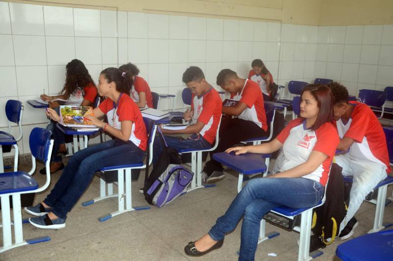 A paralisação deflagrada na manhã desta quarta-feira (2) pelo Sindicato dos Professores em Educação Pública não impediu que quase 98% das escolas estaduais funcionassem normalmente em todo o Estado, conforme levantamento parcial feito pela Secretaria de Educação (Seduc). De 869 escolas no interior e 348 localizadas na Região Metropolitana de Belém, apenas cerca de 2% suspenderam as aulas, apontam os números parciais. Das escolas sob jurisdição das 18 Unidades Seduc na Escola (Uses), 239 funcionaram normalmente pela manhã. Apenas 25 paralisaram parcialmente e 17 suspenderam as aulas. No interior, 580 suspenderam suas atividades parcialmente, e sete não funcionaram. Na foto, funcionamento na escola Magalhães Barata.
FOTO: ELISEU DIAS / ASCOM SEDUC
DATA: 02.05.2018
BELÉM - PARÁ <div class='credito_fotos'>Foto: Eliseu Dias / Ascom Seduc | <a href='/midias/2018/originais/ec798910-adbc-44b0-b68c-d7bb5168d3e9.jpg' download><i class='fa-solid fa-download'></i> Download</a></div>