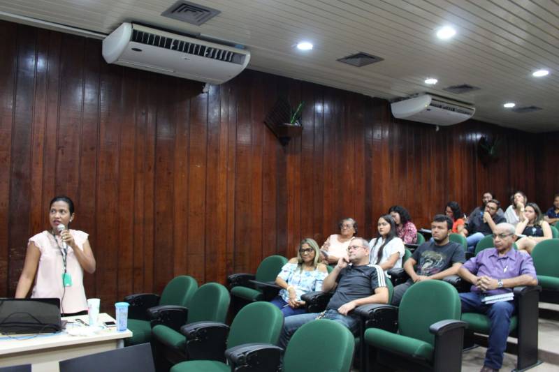 A divulgação da Política Estadual de Recursos Hídricos foi o principal objetivo da Diretoria de Recursos Hídricos (Direh), da Secretaria de Estado de Meio Ambiente e Sustentabilidade (Semas), ao promover o Seminário (foto) sobre Gestão de Recursos Hídricos nesta quinta-feira (24), direcionado a técnicos e gestores de secretarias municipais de Meio Ambiente das regiões Metropolitana de Belém (RMB) e do Arquipélago do Marajó. Segundo o gerente de Apoio à Gestão Participativa, da Direh, Alan Silva, o seminário também visa oferecer conhecimento sobre a gestão dos recursos hídricos, “para fins de desenvolvimento sustentável”.

FOTO: ASCOM / SEMAS
DATA: 24.05.2018
BELÉM - PARÁ <div class='credito_fotos'>Foto: ASCOM SEMAS   |   <a href='/midias/2018/originais/ec800bfa-4bd6-4bc0-be5a-2bac9dd34446.jpg' download><i class='fa-solid fa-download'></i> Download</a></div>