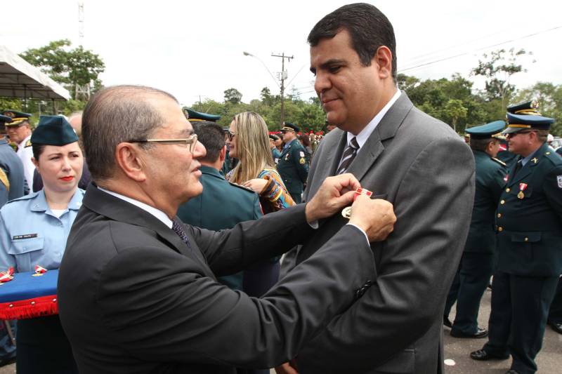 A cerimônia pelo Dia de Tiradentes, patrono das polícias militares do Brasil, este ano, no Pará, teve um toque especial. Na manhã desta quinta-feira, 20, no Comando Geral da Polícia Militar do Estado, foram oficializadas as promoções de 539 policiais e entregues 170 novos veículos para a corporação. O governador Simão Jatene participou da cerimônia. A frota vai ajudar no combate à criminalidade na região metropolitana de Belém e interior do estado. Dos 170 veículos entregues para reforçar o policiamento, 60 são motocicletas, 60 viaturas modelo Palio Weekend com cela e 50 Pick-ups, com cela, todos em regime de locação, que serão somados à frota. Serão investidos mensalmente 4 milhões de reais. As 539 promoções beneficiam policiais militares da capital e do interior do estado, sendo 462 praças e 77 oficiais. “Eu me sinto lisonjeada e quero chegar à capitã”, disse Rejane Santa Brígida Miranda, promovida de soldado a cabo. “Fico feliz também por termos um plano seguro, de carreira e me sinto prestigiada na carreira que escolhi”, completou Rejane.
FOTO: CRISTINO MARTINS / AG PARÁ
DATA:20.04.2018
BELÉM - PARÁ <div class='credito_fotos'>Foto: Cristino Martins/Ag. Pará | <a href='/midias/2018/originais/ec812863-7972-41a4-a9e8-f45796742d77.jpg' download><i class='fa-solid fa-download'></i> Download</a></div>