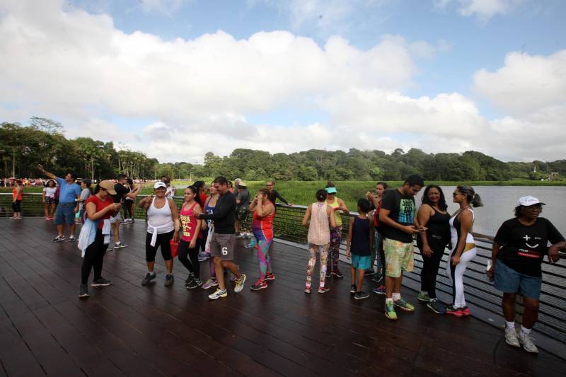 Uma reabertura feita a milhares de mãos. A fita inaugural colocada no inicio da trilha principal do Parque do Utinga foi rompida por mais de cinco mil pessoas ansiosas pelo inicio da caminhada, marcando o segundo dia da programação de reabertura do mais novo espaço paraense de lazer e interatividade com a natureza.
FOTO: SIDNEY OLIVEIRA / AG. PARÁ
DATA: 17.03.2018
BELÉM - PARÁ <div class='credito_fotos'>Foto: Sidney Oliveira/Ag. Pará | <a href='/midias/2018/originais/ec81c301-205c-459c-9584-90ef0d67b975.jpg' download><i class='fa-solid fa-download'></i> Download</a></div>