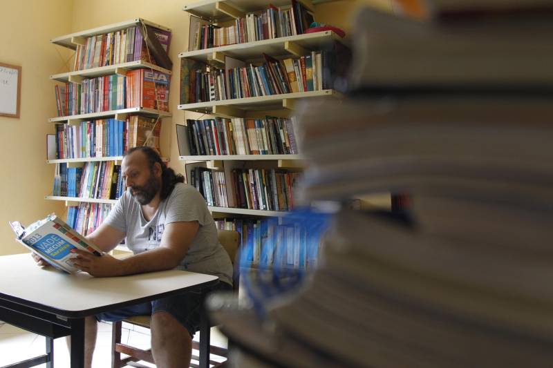 Chegar a uma faculdade e concluir um curso superior é um sonho acalentado pela maioria dos brasileiros. Dentro dos presídios, esse sonho tem um significado ainda maior: é a oportunidade de começar uma nova vida e voltar ao convívio social. No ano passado, sete detentos custodiados no Presídio Estadual Metropolitano I (PEM I), dentro do Complexo Penitenciário de Marituba, na Região Metropolitana de Belém, foram aprovados no Programa Universidade para Todos (Prouni), do Ministério da Educação (MEC). Criado pelo governo federal em 2004, o Prouni oferece bolsas de estudo integrais e parciais em instituições privadas de educação superior. No Pará, 40 internos foram inscritos no programa e, até o momento, sete foram aprovados. Na foto, o detento Carlos Brito de Carvalho, 44 anos.
FOTO: AKIRA ONUMA / ASCOM SUSIPE
DATA: 21.03.2018
BELÉM - PARÁ <div class='credito_fotos'>Foto: Akira Onuma / Ascom Susipe | <a href='/midias/2018/originais/ec82c214-61a2-459d-8446-95222fb0328c.jpg' download><i class='fa-solid fa-download'></i> Download</a></div>