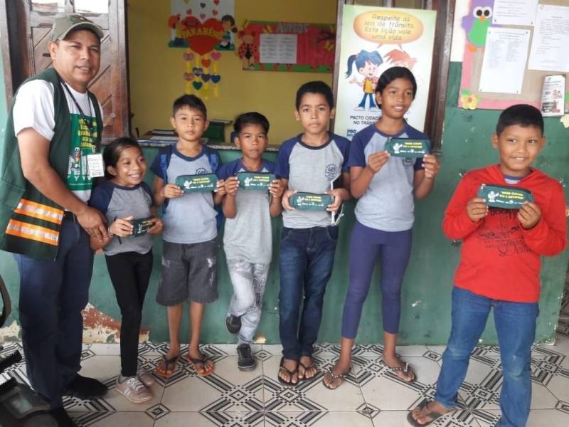 Mais de 900 pessoas dos municípios de Abaetetuba e Acará, no Baixo Tocantins, já foram atendidos pelos projetos educativos do Departamento de Trânsito do Pará (Detran). Estudantes, professores e moradores de áreas ribeirinhas participaram das ações dos projetos ‘Detran nos Municípios’ e ‘Detran nas Comunidades’. Na foto, ações de agentes de educação do Detran na Escola Municipal de Ensino Fundamental Antonieta Paiva.

FOTO: ASCOM / DETRAN
DATA: 04.12.2018
ACARÁ - PARÁ <div class='credito_fotos'>Foto: ASCOM DETRAN   |   <a href='/midias/2018/originais/ec85ad46-b274-4d1f-ae22-3900365a5043.jpg' download><i class='fa-solid fa-download'></i> Download</a></div>