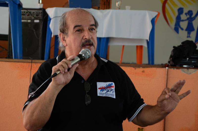 O Núcleo de Esporte e Lazer (NEL) da Secretaria de Estado de Educação (Seduc) promoveu nesta quinta-feira, 10, no município de Mãe do Rio, no nordeste paraense, formação sobre o capítulo da Base Nacional Curricular Comum (BNCC). Rogério Cunha Coelho (foto), especialista em Educação Infantil e Psicomotricidade, facilitador da formação, destacou que a disciplina de Educação Física não pode mais ser aplicada apenas nas quadras, tem de estar vinculada à sala de aula.
FOTO: ELISEU DIAS / ASCOM SEDUC
DATA: 10.05.2018
MÃE DO RIO - PARÁ <div class='credito_fotos'>Foto: Eliseu Dias / Ascom Seduc | <a href='/midias/2018/originais/ec872566-cc91-4b77-972c-3aec0cf999c4.jpg' download><i class='fa-solid fa-download'></i> Download</a></div>