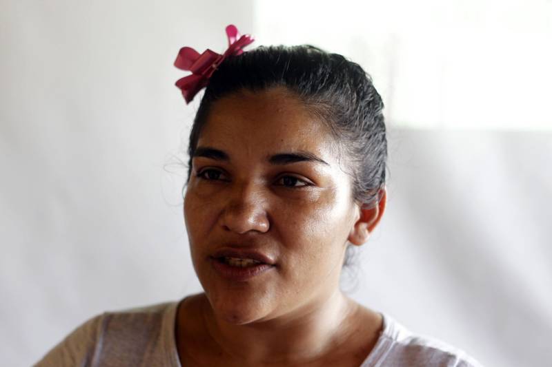 Thaila Ariane (foto), aluna do 6º semestre de Serviço Social, realiza pesquisas há três meses dentro do presídio feminino, por meio do projeto de extensão, e pensa em trabalhar com mulheres no cárcere. “Essa experiência é muito proveitosa, pois a oportunidade de contato com essa realidade e acompanhar o dia a dia dessas mulheres acabou me fazendo ter certeza que esse é o caminho que quero seguir”, declarou.
FOTO: AKIRA ONUMA/ASCOM SUSIPE
DATA: 20.11.2018
ANANINDEUA - PARÁ <div class='credito_fotos'>Foto: Akira Onuma / Ascom Susipe | <a href='/midias/2018/originais/ec8bb3e5-2a48-410a-ac0d-d31992e1c1e1.jpg' download><i class='fa-solid fa-download'></i> Download</a></div>