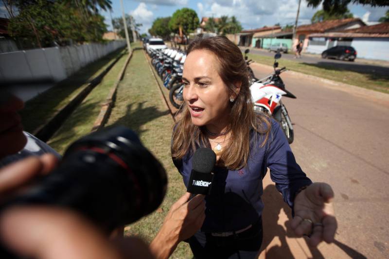 Os batalhões de Policiamento da PM de Barcarena e Abaetetuba, no Baixo Tocantins, receberam na tarde desta quinta-feira (21), 14 viaturas e 20 motocicletas para o reforço da segurança pública nas cidades. Os dois municípios pertencem ao Comando de Policiamento Regional IX, que realiza o policiamento em 10 municípios da região. O CPR IX também está formando 134 novos policias que deverão ser integrados ao policiamento no mês de julho. Participaram da entrega o comandante geral da PM, coronel Hilton Benigno, o presidente da Assembleia Legislativa do Pará (Alepa), deputado estadual Márcio Miranda e os deputados Ana Cunha (foto) e Celso Sabino. O coronel Hilton Benigno comentou que toda a frota de veículos da PM foi renovada. “A renovação traz melhores condições de trabalho ao policial”, afirmou.
FOTO: THIAGO GOMES / AG. PARÁ
DATA: 21.06.2018
BARCARENA - PARÁ <div class='credito_fotos'>Foto: Thiago Gomes /Ag. Pará | <a href='/midias/2018/originais/ec8c70e7-d850-489b-a2b7-f47250b4d5f8.jpg' download><i class='fa-solid fa-download'></i> Download</a></div>