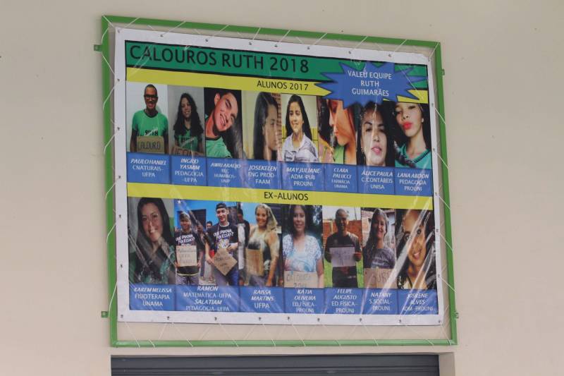Um painel, no pátio da Escola Estadual de Ensino Médio Ruth Guimarães Ferreira, no distrito de Murinim, em Benevides, mostra 16 alunos da unidade aprovados nos últimos vestibulares. Desses, 12 irão estudar na Universidade Federal do Pará (UFPA). São os primeiros resultados de um processo que começou há nove meses, quando a escola entrou em reforma e ampliação. A nova “Ruth Guimarães Ferreira” foi entregue oficialmente nesta segunda-feira, 26, pelo governador Simão Jatene. Reformada e ampliada, a escola tem agora seis salas de aula; quatro laboratórios (multiuso, multidisciplinar, informática e de leitura); cozinha; refeitório e dispensa; quadra poliesportiva, vestiários feminino e masculino; área de convivência; sala para Atendimento Educacional Especializado (AEE) e acessos para pessoas com deficiência. Espaços de sobra para seus 892 alunos, distribuídos em três turnos do Ensino Médio. A obra custou R$ 2,446 milhões.
FOTO: CRISTINO MARTINS / AG. PARÁ
DATA: 26.03.2018
BENEVIDES - PARÁ <div class='credito_fotos'>Foto: Cristino Martins/Ag. Pará | <a href='/midias/2018/originais/ec902d38-aacb-40ec-92ba-6222b7641406.jpg' download><i class='fa-solid fa-download'></i> Download</a></div>