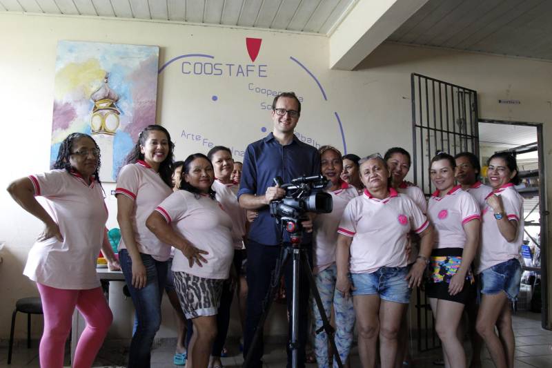 O repórter Daniel Gallas, correspondente internacional da BBC World News TV, com sede em Londres, na Europa, esteve em Ananindeua para conhecer o trabalho realizado por detentas do Centro de Recuperação Feminino (CRF), na Cooperativa Social de Trabalho Arte Feminina Empreendedora (Coostafe) - a primeira cooperativa formada exclusivamente por mulheres presas no Brasil.
FOTO: AKIRA ONUMA / ASCOM SUSIPE
DATA: 03.04.2018
BELÉM - PARÁ <div class='credito_fotos'>Foto: Akira Onuma / Ascom Susipe | <a href='/midias/2018/originais/eca21ae5-597c-4f33-a323-ead91f09fdfe.jpg' download><i class='fa-solid fa-download'></i> Download</a></div>