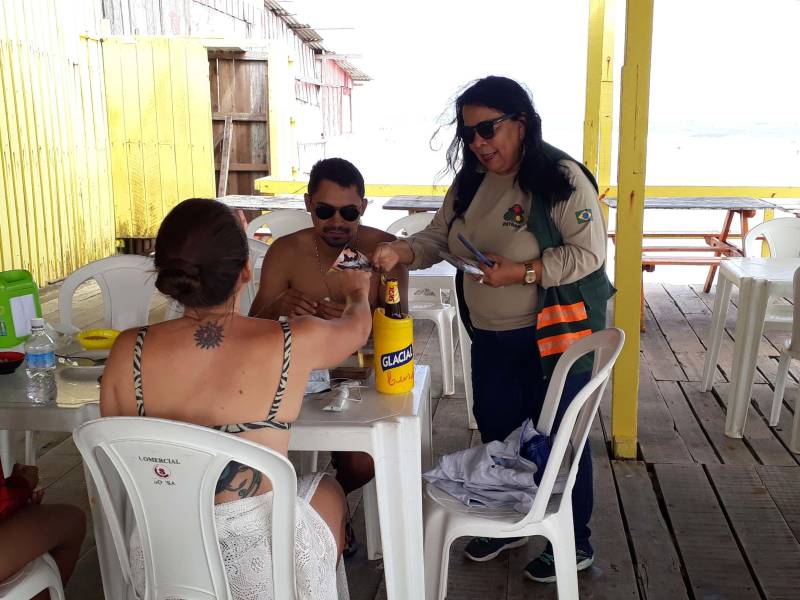 Visitantes e comerciantes da praia de Ajuruteua, localizada a 30 km da sede de Bragança, nordeste do Pará, foram alvos das ações educativas (foto) do Departamento de Trânsito do Estado do Pará (Detran), neste sábado (29). A atividade foi extensiva, também, aos moradores da Vila de Pescadores, localizada às proximidades da praia. A atividade faz parte do trabalho preventivo da Coordenadoria de Educação do Detran que está sendo desenvolvido até o próximo dia 01º. A ação foi bem aceita pelos condutores e pedestres do município. O vendedor de caranguejos José da Silva, que todos os dias faz o trajeto de bicicleta pela PA 458 (que liga a sede de Bragança até a Vila de Pescadores) ouviu atentamente do agente de educação as orientações voltadas especificamente para o ciclista. Ele, que também dirige veículo automotor, disse que procura ser prudente, mas já testemunhou em Ajuruteua casos de acidentes provocados pelo excesso de álcool. “É importante esse tipo de trabalho de educação, pois por causa dessa mistura tem pessoas tirando a vida dos outros e a sua própria também”.

FOTO: ASCOM / DETRAN
DATA: 29.12.2018
AJURUTEUA - PARÁ <div class='credito_fotos'>Foto: ASCOM DETRAN   |   <a href='/midias/2018/originais/eca5a0ad-632c-41d8-93ec-debe20a07f63.jpg' download><i class='fa-solid fa-download'></i> Download</a></div>